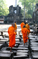 Angkor Wat_visiting monks_441