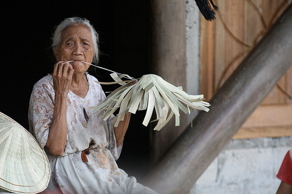 nias cheif's village_woman weaving a hat_ 644