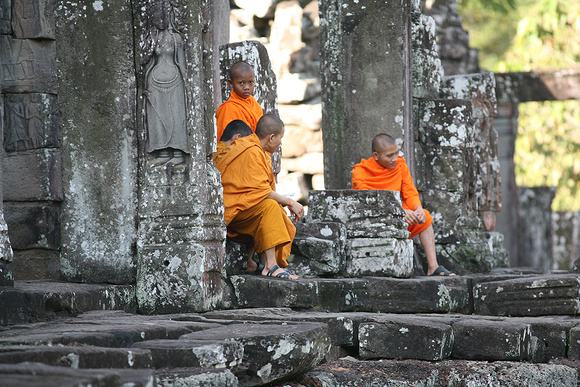 Angkor Wat _visiting monks_ 377.JPG400