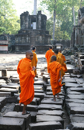 Angkor Wat_visiting monks_441