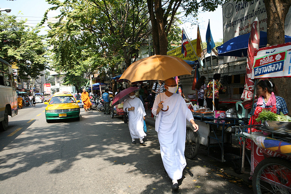 Bangkok_Wat Pho_monks in street